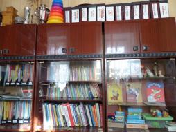 Библиотека является составной частью методической службы ДОУ и включена в образовательный процесс, находится в методическом кабинете детского сада.Библиотечный фонд представлен детской художественной литературой, методической литературой, нормативно-правовыми источниками.